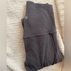 gray lululemon key hole 25” aligns